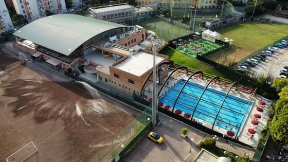 Wellness Town dall'alto: la piscina, la palestra, i campi e il parcheggio interno